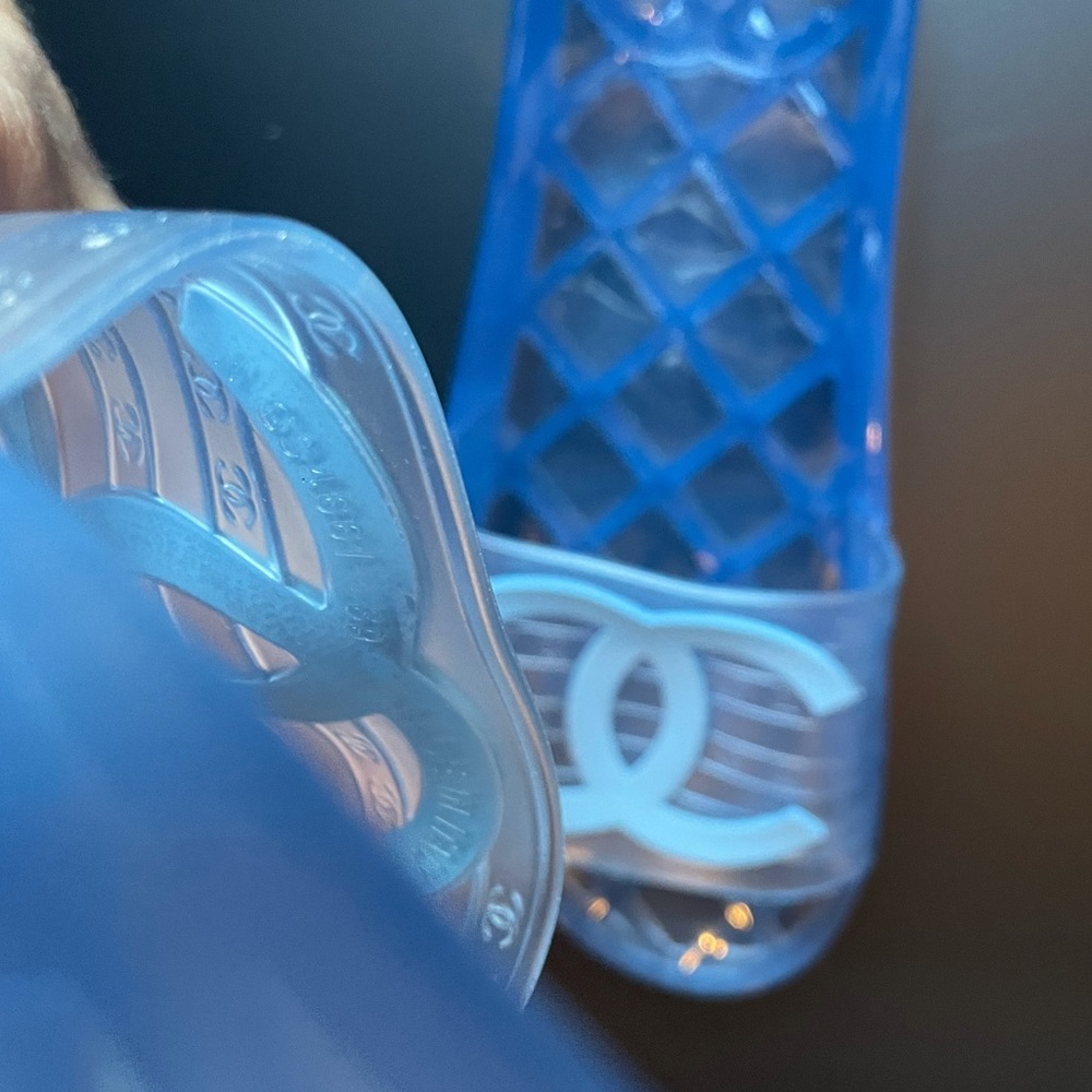 CHANEL Interlocking CC Logo Rubber Slides (39) - Picture 9 of 11